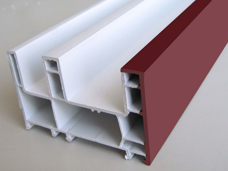 Nesten horisontal matebeholder for lange plastprofiler
